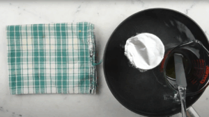 Korak 1 - Otopiti kakao puter i pčelinji vosak na pari