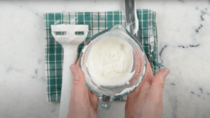 Korak 2 - Ohladiti i umutiti otopljene sastojke