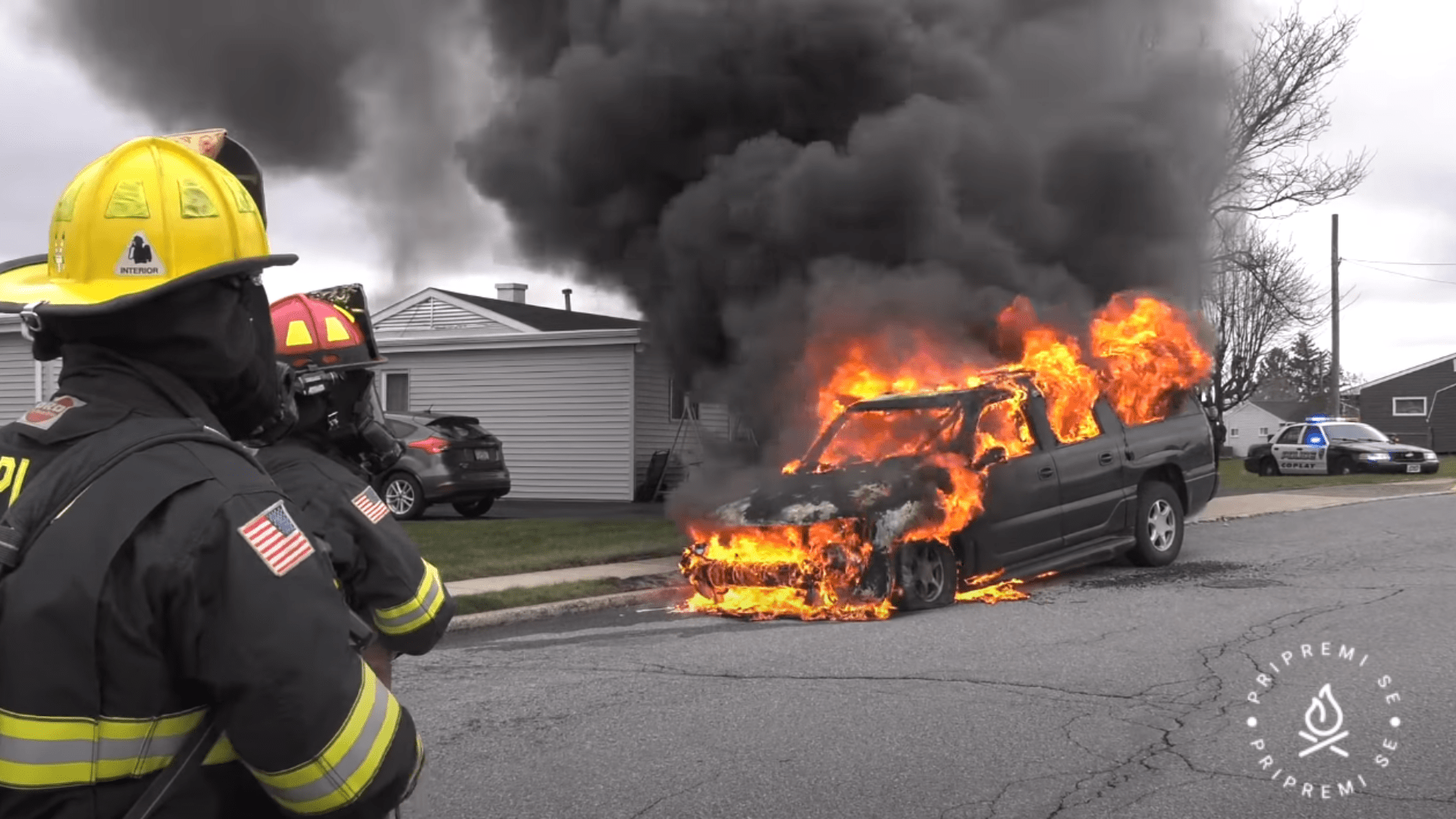 Vatrogasci gase zapaljen auto - Kako Zaštititi Kuću od Šumskih Požara