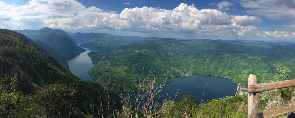 Kanjon reke Drine je jedan od najdubljih i najlepših kanjona u Evropi, smešten na granici Srbije i Bosne i Hercegovine. Poznat je po strmim liticama visokim do 1.000 metara i bistroj vodi reke Drine. Ovaj prirodni fenomen pruža brojne aktivnosti poput raftinga, planinarenja i ribolova, dok vidikovci nude spektakularne poglede. Kanjon je bogat biodiverzitetom, sa mnogim zaštićenim vrstama, a takođe ima značajnu kulturnu vrednost, inspirisavši umetnike poput Ive Andrića. Pored lepote, kanjon se suočava s ekološkim izazovima, čineći očuvanje ovog područja ključnim.