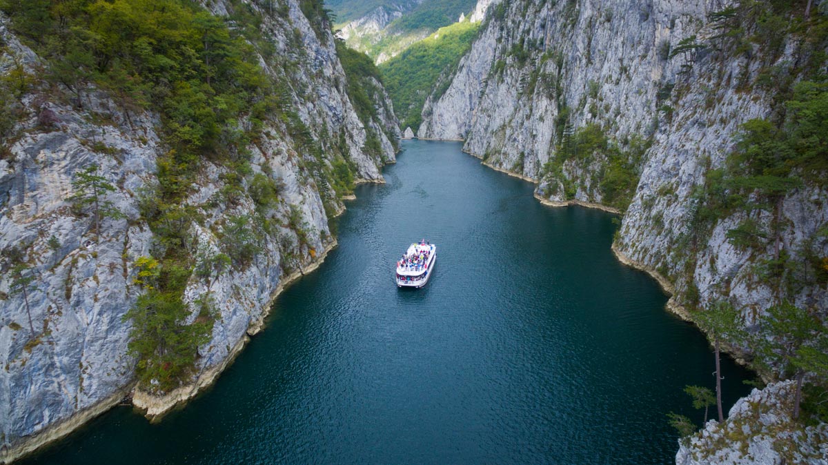 Krstarenje kanjonom Drine je jedno od najlepših iskustava koje možete doživeti u Srbiji.