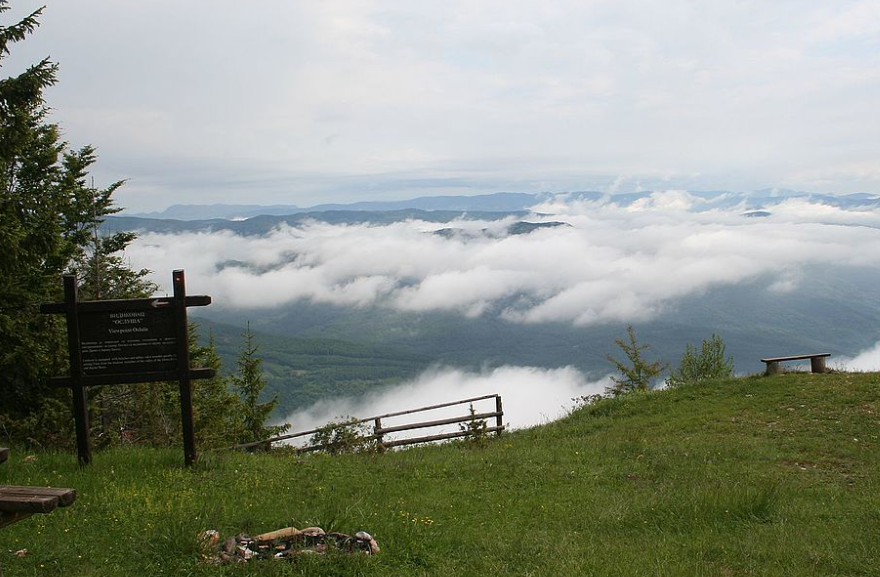 prelep vidikovac u Nacionalnom parku Tara, smešten na nadmorskoj visini od 964 metra.