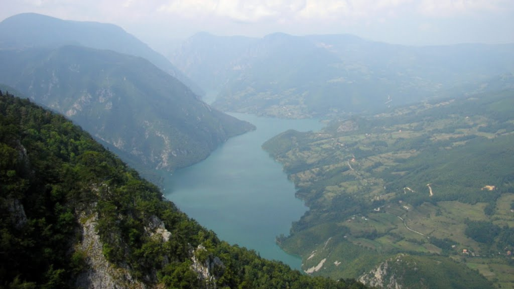 Pogled na Perućac sa vidikovca Kozja stena na Tari