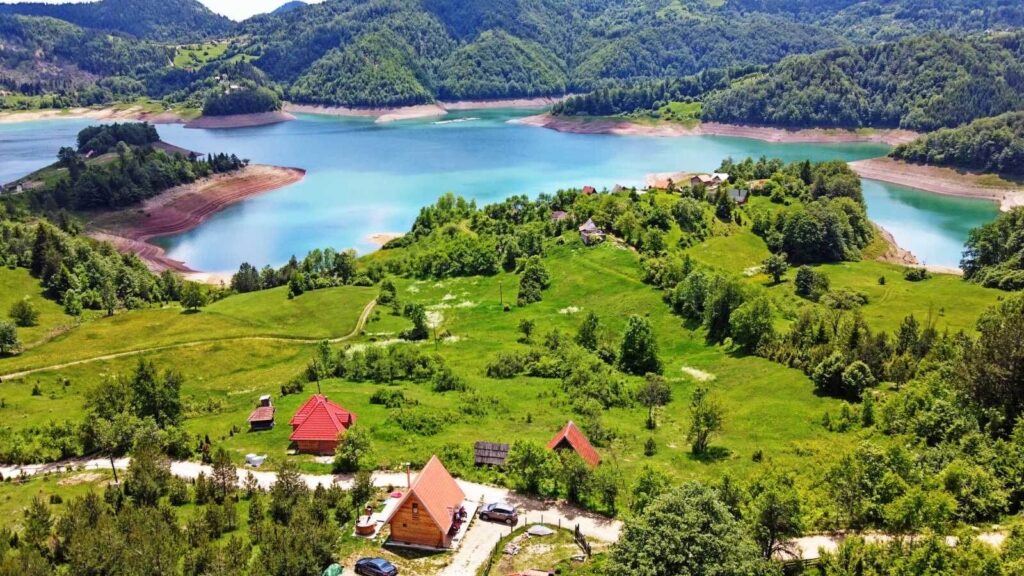 Zaovinsko jezero je jedna od najlepših i najznačajnijih prirodnih atrakcija na planini Tari
