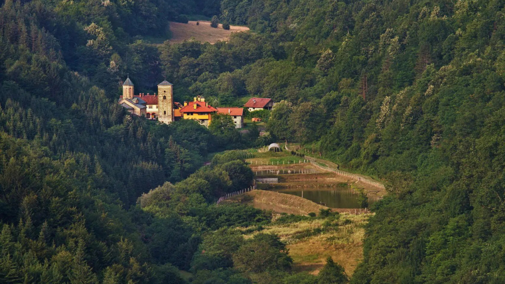 pogled na sumom opasan manastir Raca